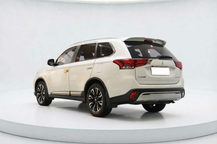 Used Mitsubishi Outlander 2019 2.4L 4x4 Zhi Xiang Edition 5 Seats China V Emission Standard Exterior 2