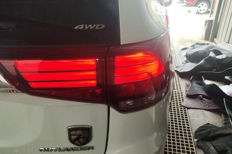 Used Mitsubishi Outlander 2019 2.4L 4x4 Zhi Xiang Edition 7 Seats China VI Standard Exterior 3