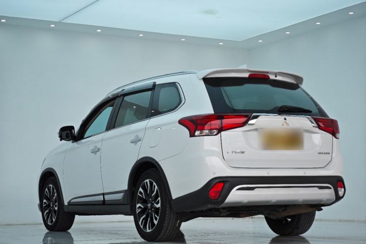 Used Mitsubishi Outlander 2019 2.4L 4x4 Zhi Xiang Edition 5 Seats China VI Standard Exterior 3