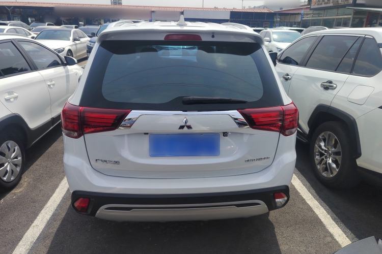 Used Mitsubishi Outlander 2019 2.0L Two-Wheel Drive Comfort Edition 7-Seater China VI Standard Exterior 3
