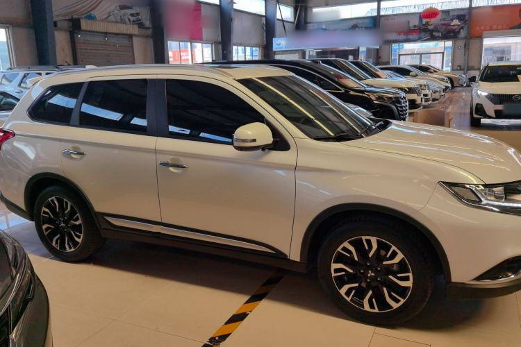 Used Mitsubishi Outlander 2019 2.0L Two-Wheel Drive Comfort Edition 7-Seater China VI Standard Exterior 3