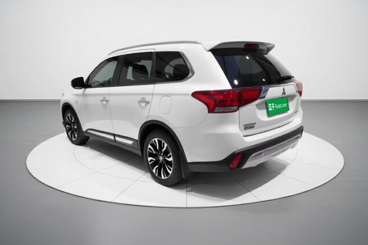 Used Mitsubishi Outlander 2019 2.4L 4x4 Zhi Xiang Edition 5 Seats China VI Standard Exterior 3