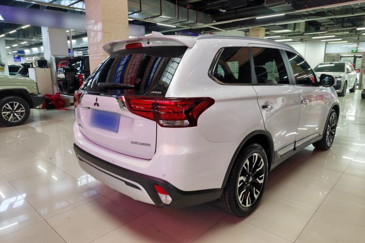 Used Mitsubishi Outlander 2019 2.4L 4x4 Zhi Xiang Edition 5 Seats China VI Standard Exterior 3
