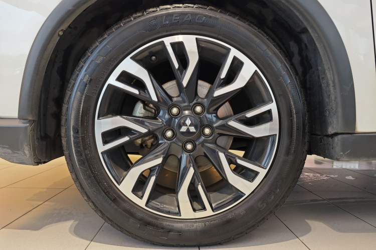 Used Mitsubishi Outlander 2019 2.4L 4x4 Zhi Xiang Edition 5 Seats China V Emission Standard Exterior 3