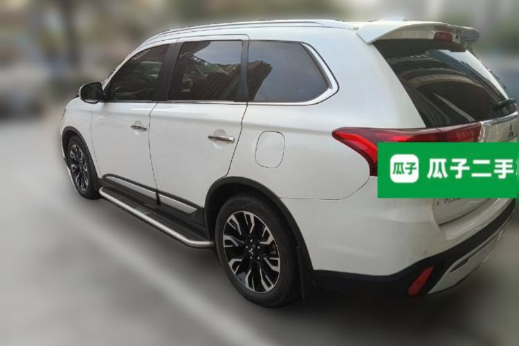 Used Mitsubishi Outlander 2019 2.4L 4x4 Zhi Xiang Edition 7 Seats China VI Standard Exterior 3