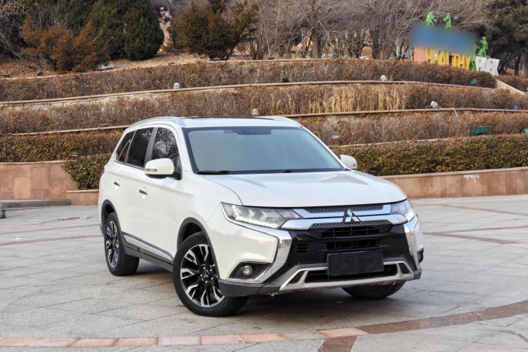Used Mitsubishi Outlander 2019 2.4L 4x4 Zhi Xiang Edition 5 Seats China VI Standard Exterior 3
