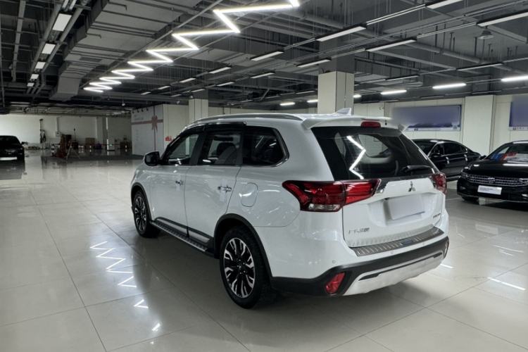 Used Mitsubishi Outlander 2019 2.4L 4x4 Zhi Xiang Edition 5 Seats China VI Standard Exterior 3