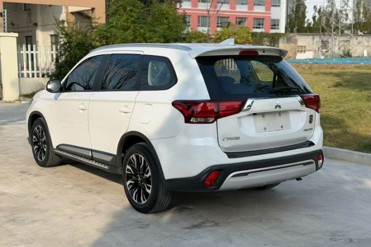 Used Mitsubishi Outlander 2019 2.0L Two-Wheel Drive Comfort Edition 7-Seater China VI Standard Exterior 3