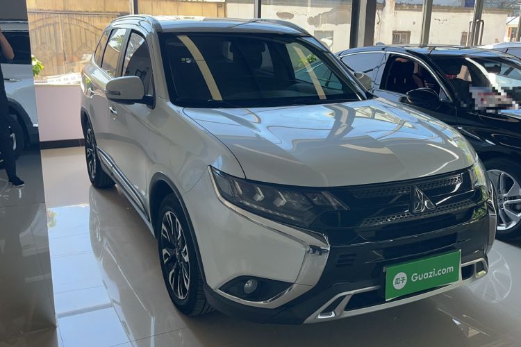 Used Mitsubishi Outlander 2019 2.4L 4x4 Zhi Xiang Edition 5 Seats China VI Standard Exterior 3