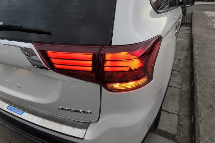 Used Mitsubishi Outlander 2019 2.0L Two-Wheel Drive Comfort Edition 5 Seats China VI Standard Exterior 3