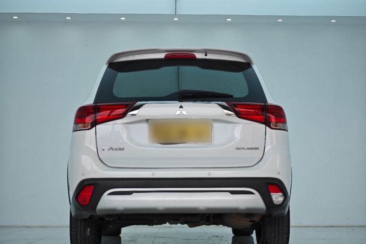 Used Mitsubishi Outlander 2019 2.4L 4x4 Zhi Xiang Edition 5 Seats China VI Standard Exterior 4