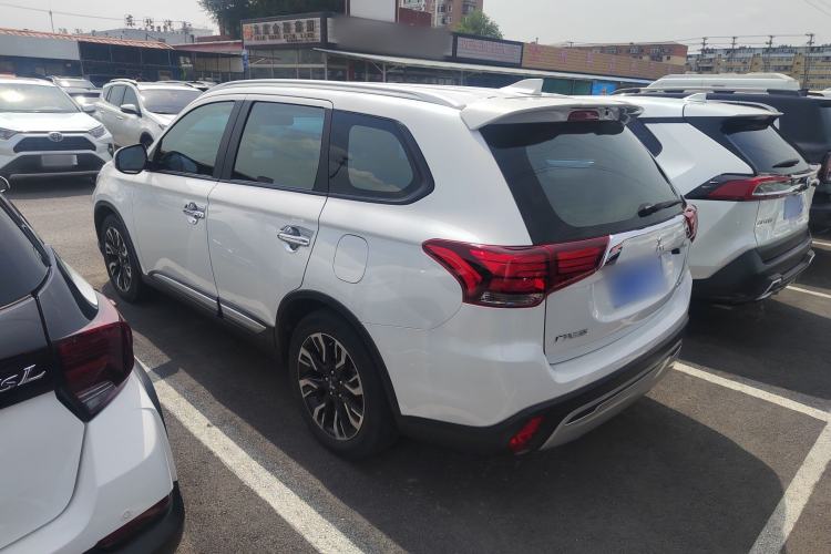 Used Mitsubishi Outlander 2019 2.0L Two-Wheel Drive Comfort Edition 7-Seater China VI Standard Exterior 4