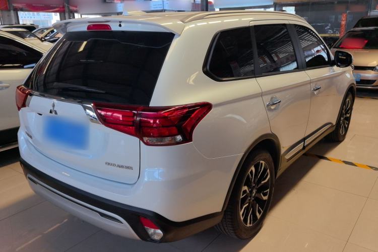 Used Mitsubishi Outlander 2019 2.0L Two-Wheel Drive Comfort Edition 7-Seater China VI Standard Exterior 4