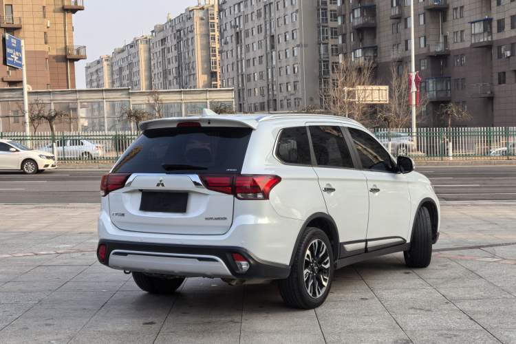 Used Mitsubishi Outlander 2019 2.4L 4x4 Zhi Xiang Edition 5 Seats China VI Standard Exterior 4