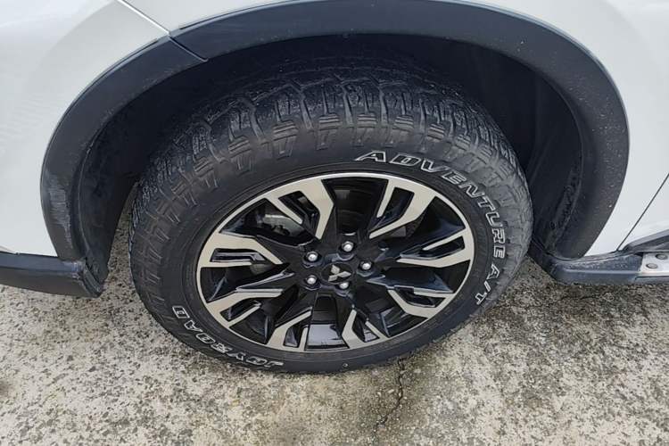 Used Mitsubishi Outlander 2019 2.4L 4x4 Zhi Xiang Edition 7 Seats China VI Standard Exterior 4