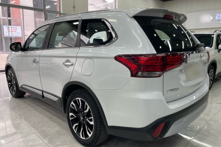 Used Mitsubishi Outlander 2019 2.4L 4x4 Zhi Xiang Edition 5 Seats China VI Standard Exterior 4