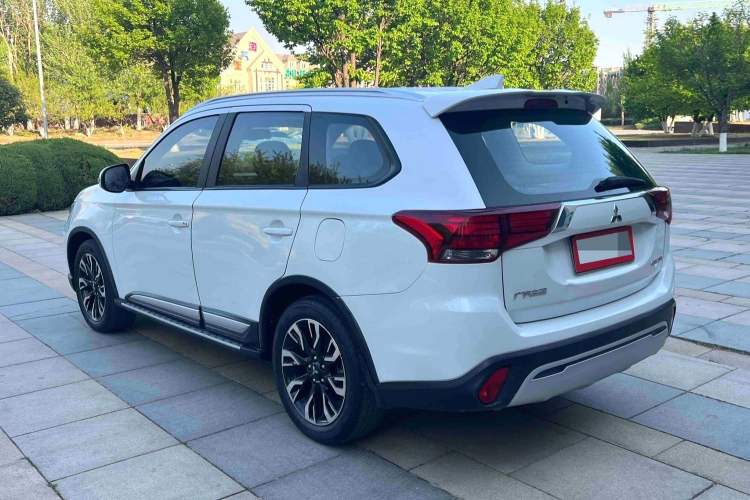 Used Mitsubishi Outlander 2019 2.0L Two-Wheel Drive Comfort Edition 7 Seats China V Emission Standard Exterior 4