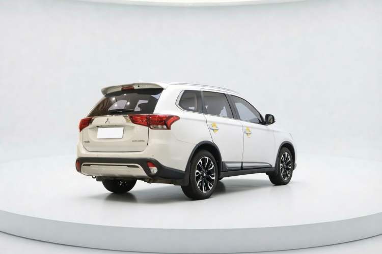 Used Mitsubishi Outlander 2019 2.4L 4x4 Zhi Xiang Edition 5 Seats China V Emission Standard Exterior 4