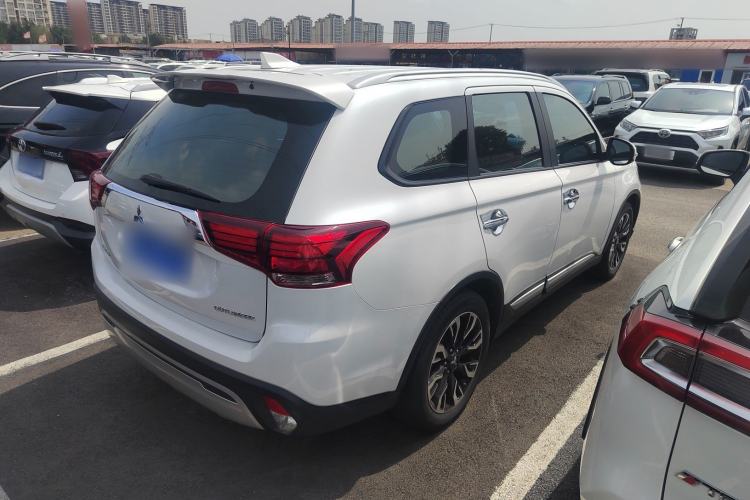 Used Mitsubishi Outlander 2019 2.0L Two-Wheel Drive Comfort Edition 7-Seater China VI Standard Exterior 5