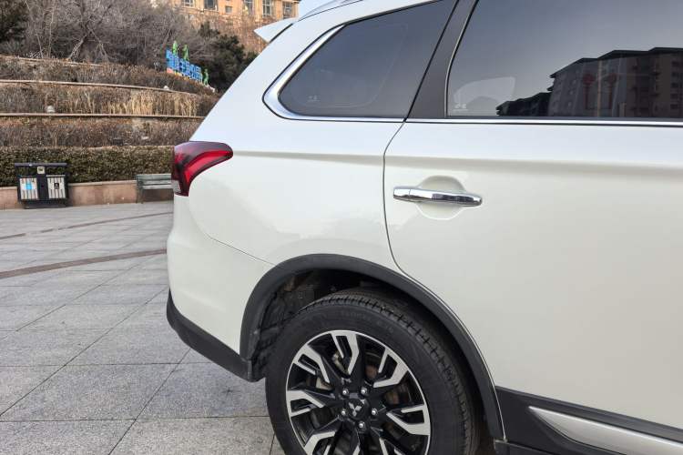 Used Mitsubishi Outlander 2019 2.4L 4x4 Zhi Xiang Edition 5 Seats China VI Standard Exterior 5