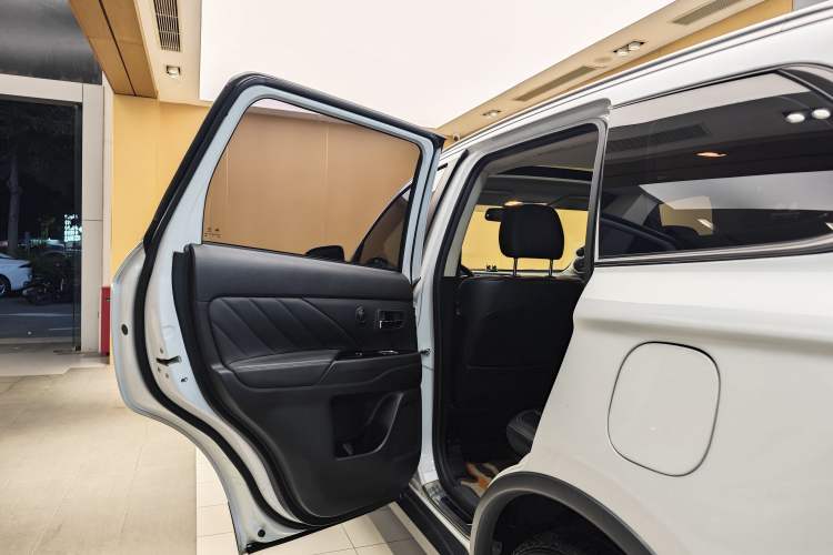 Used Mitsubishi Outlander 2019 2.0L Two-Wheel Drive Comfort Edition 5 Seats China VI Standard Exterior 6