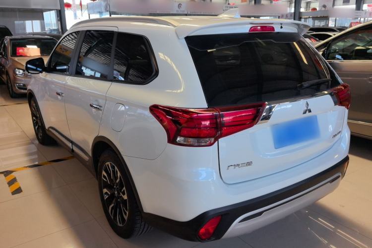 Used Mitsubishi Outlander 2019 2.0L Two-Wheel Drive Comfort Edition 7-Seater China VI Standard Exterior 6