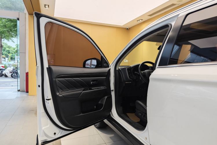 Used Mitsubishi Outlander 2019 2.4L 4x4 Zhi Xiang Edition 5 Seats China V Emission Standard Exterior 6