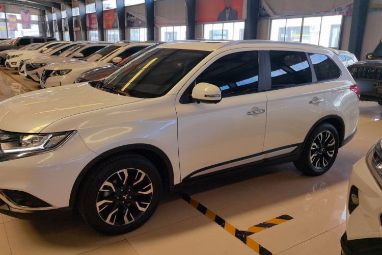 Used Mitsubishi Outlander 2019 2.0L Two-Wheel Drive Comfort Edition 7-Seater China VI Standard Exterior 7