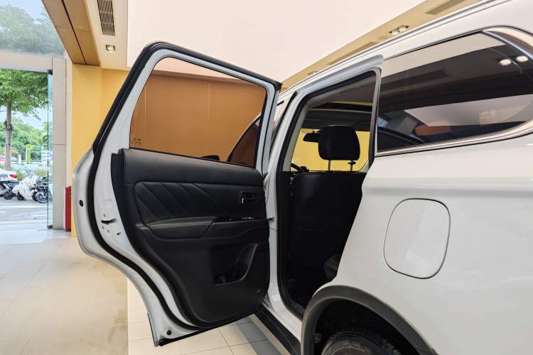 Used Mitsubishi Outlander 2019 2.4L 4x4 Zhi Xiang Edition 5 Seats China V Emission Standard Exterior 7