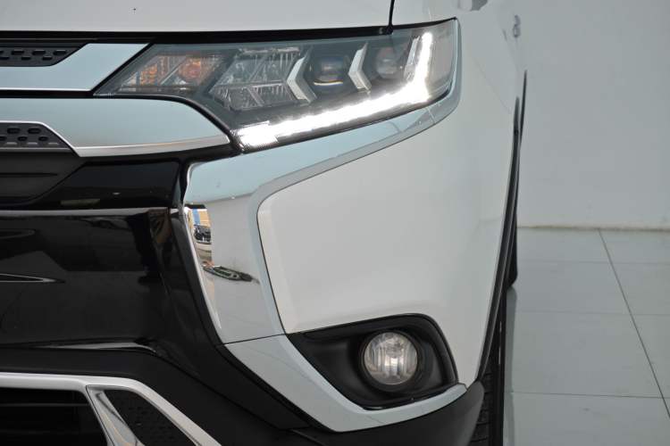 Used Mitsubishi Outlander 2019 2.4L 4x4 Zhi Xiang Edition 5 Seats China VI Standard Exterior 8
