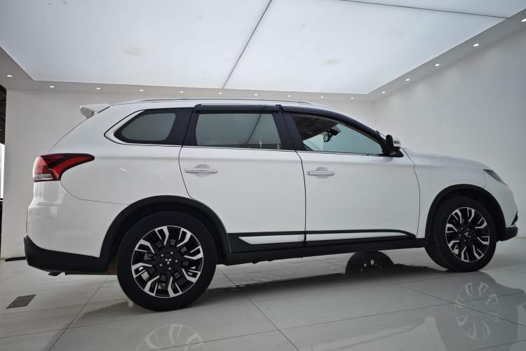 Used Mitsubishi Outlander 2019 2.4L 4x4 Zhi Xiang Edition 5 Seats China VI Standard Exterior 9