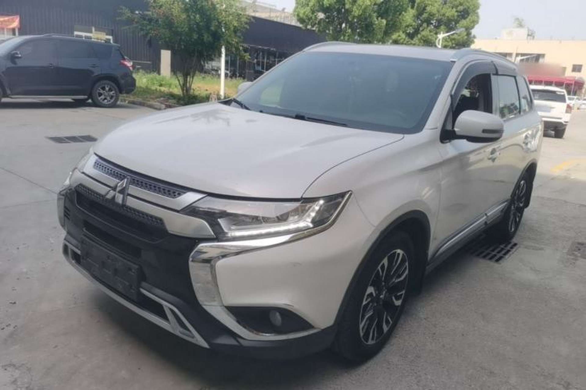 Used Mitsubishi Outlander 2019 2.0L Two-Wheel Drive Comfort Edition 7 Seats China V Emission Standard Front Left 45 Deg