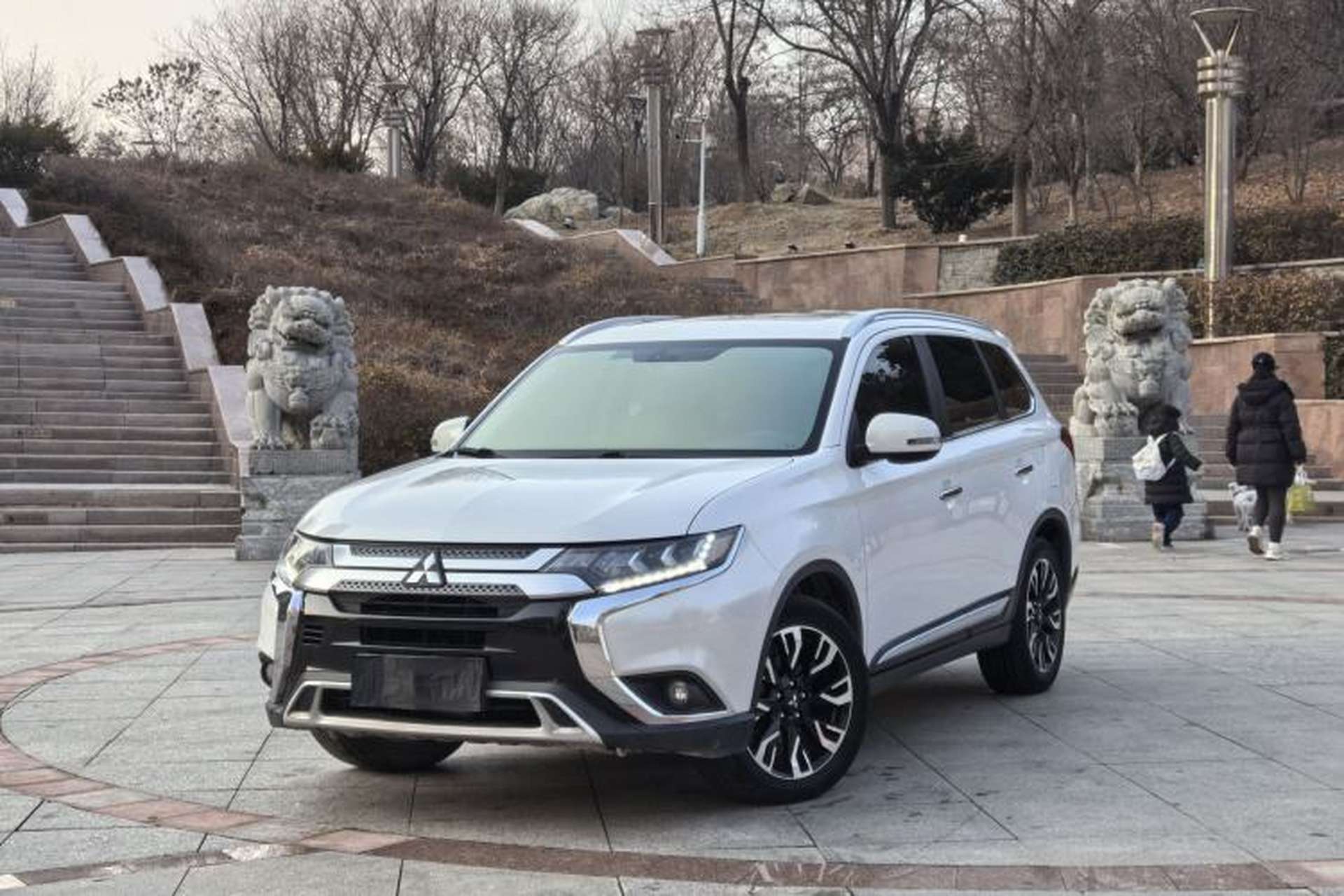 Used Mitsubishi Outlander 2019 2.4L 4x4 Zhi Xiang Edition 5 Seats China VI Standard Front Left 45 Deg