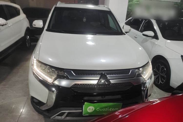 Used Mitsubishi Outlander 2019 2.0L Two-Wheel Drive Comfort Edition 7 Seats China V Emission Standard Front
