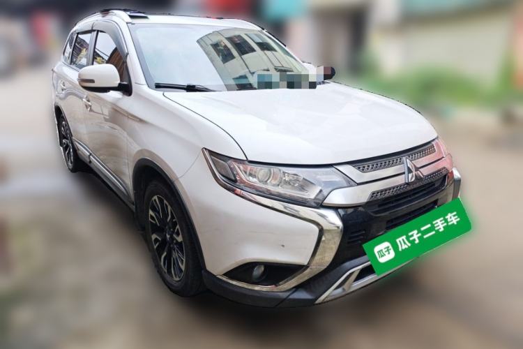 Used Mitsubishi Outlander 2019 2.0L Two-Wheel Drive Comfort Edition 7 Seats China V Emission Standard Front Right 45 Deg