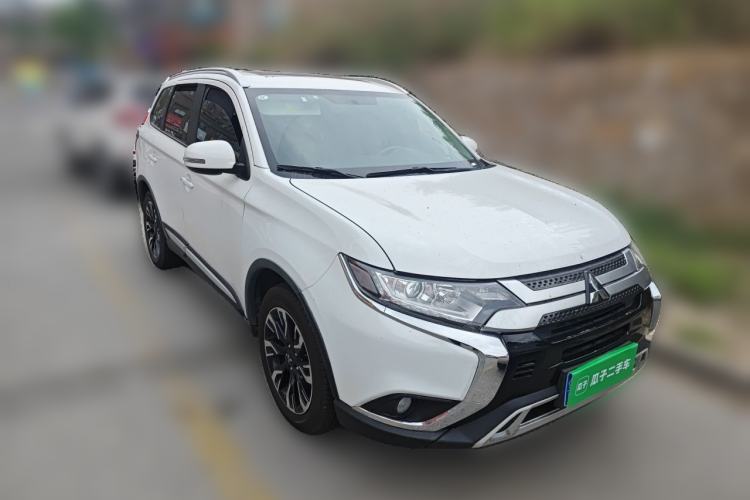 Used Mitsubishi Outlander 2019 2.0L Two-Wheel Drive Comfort Edition 5 Seats China V Emission Standard Front Right 45 Deg