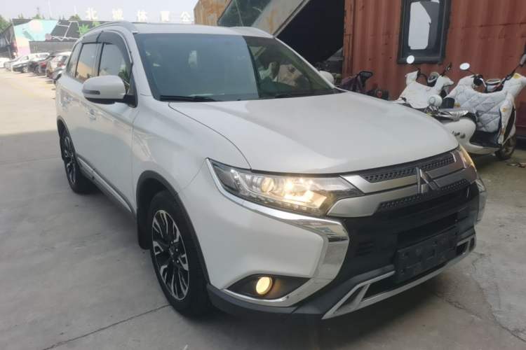 Used Mitsubishi Outlander 2019 2.0L Two-Wheel Drive Comfort Edition 7 Seats China V Emission Standard Front Right 45 Deg