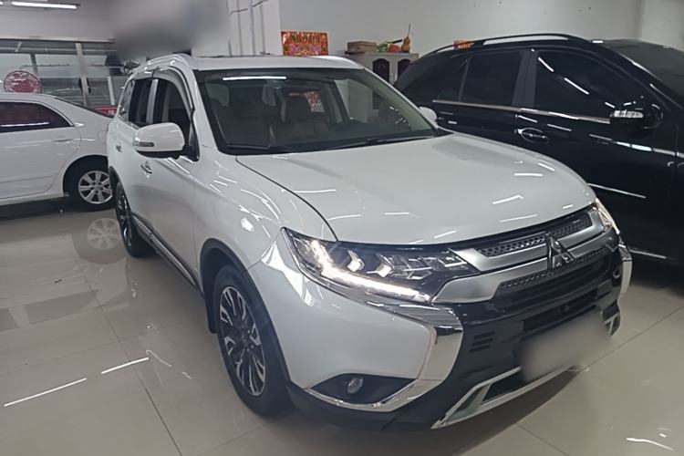 Used Mitsubishi Outlander 2019 2.4L 4x4 Zhi Xiang Edition 5 Seats China V Emission Standard Front Right 45 Deg