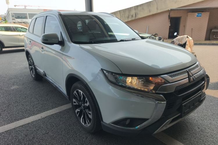Used Mitsubishi Outlander 2019 2.0L Two-Wheel Drive Comfort Edition 5 Seats China VI Standard Front Right 45 Deg
