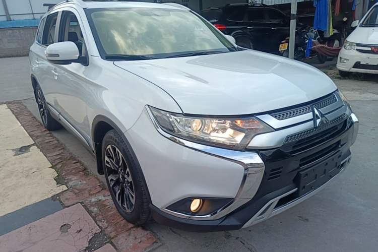 Used Mitsubishi Outlander 2019 2.0L Two-Wheel Drive Comfort Edition 5 Seats China V Standard Front Right 45 Deg