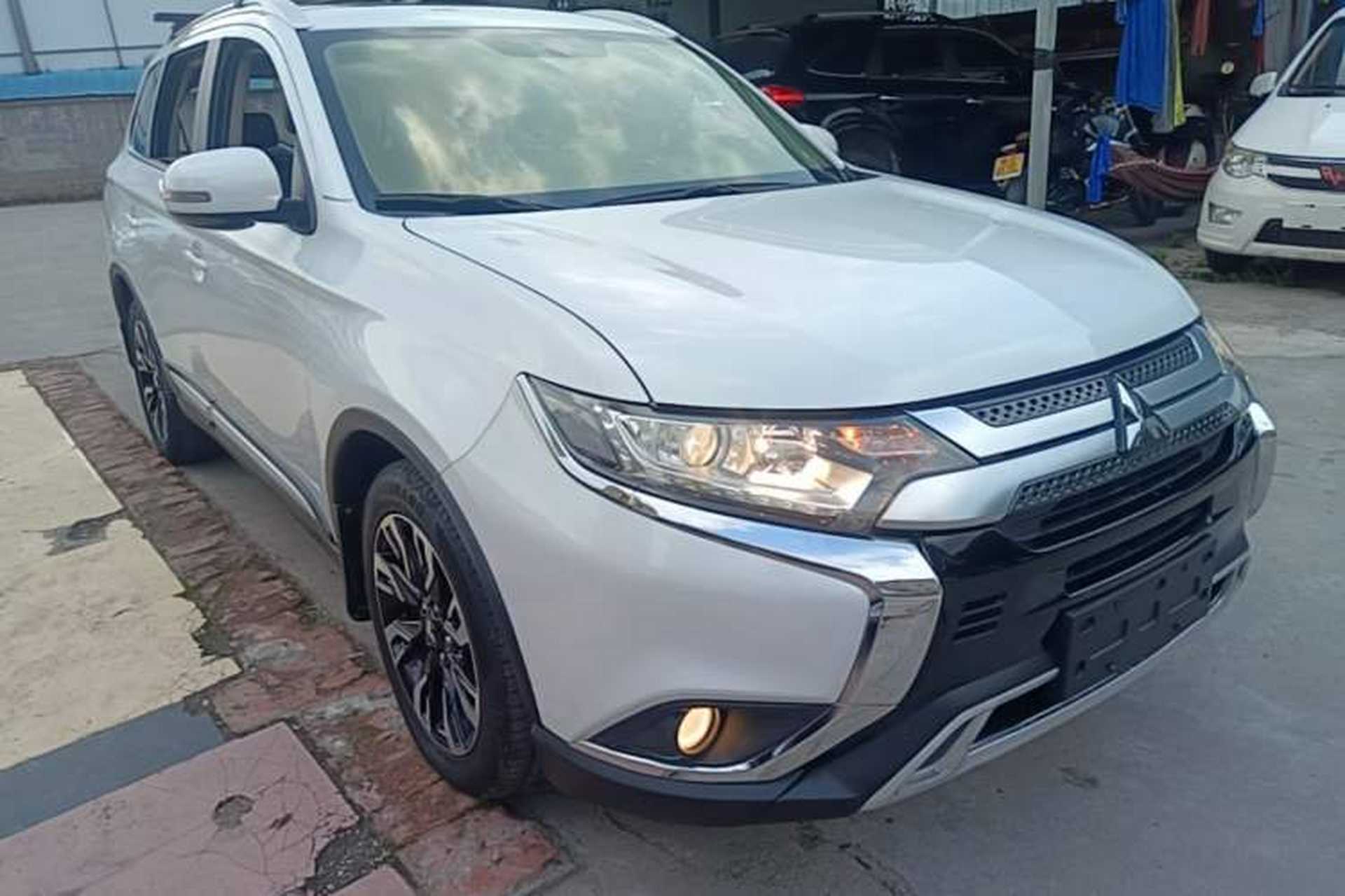 Used Mitsubishi Outlander 2019 2.0L Two-Wheel Drive Comfort Edition 5 Seats China V Standard Front Right 45 Deg
