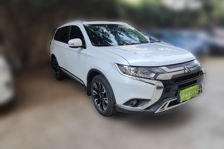 Used Mitsubishi Outlander 2019 2.0L Two-Wheel Drive Comfort Edition 5 Seats China VI Standard Front Right 45 Deg