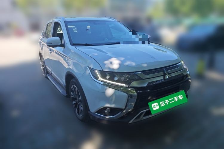 Used Mitsubishi Outlander 2019 2.4L 4x4 Zhi Xiang Edition 7 Seats China V Emission Standard Front Right 45 Deg