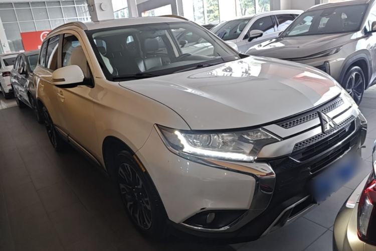 Used Mitsubishi Outlander 2019 2.0L Two-Wheel Drive Comfort Edition 5 Seats China VI Standard Front Right 45 Deg