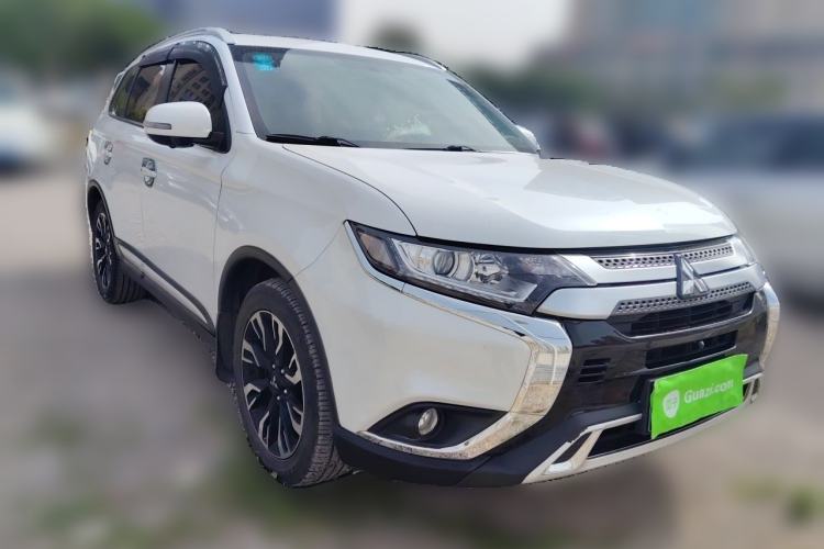 Used Mitsubishi Outlander 2019 2.0L Two-Wheel Drive Comfort Edition 7 Seats China V Emission Standard Front Right 45 Deg