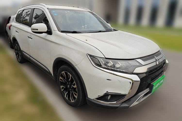 Used Mitsubishi Outlander 2019 2.4L Two-Wheel Drive ZhiXing Version 5 Seats China V Emission Standard Front Right 45 Deg