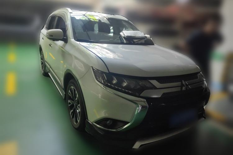 Used Mitsubishi Outlander 2019 2.4L 4x4 Zhi Xiang Edition 7 Seats China VI Standard Front Right 45 Deg