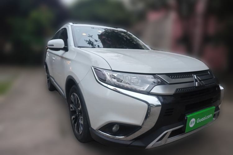 Used Mitsubishi Outlander 2019 2.0L Two-Wheel Drive Comfort Edition 7-Seater China VI Standard Front Right 45 Deg