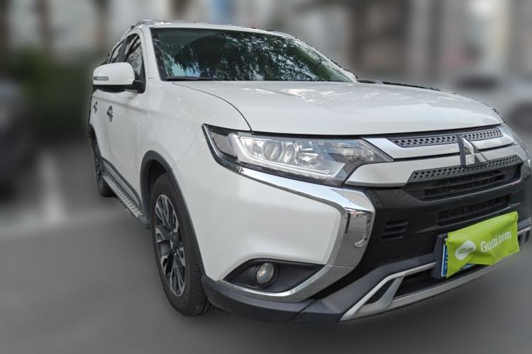 Used Mitsubishi Outlander 2019 2.0L Two-Wheel Drive Comfort Edition 7 Seats China V Emission Standard Front Right 45 Deg