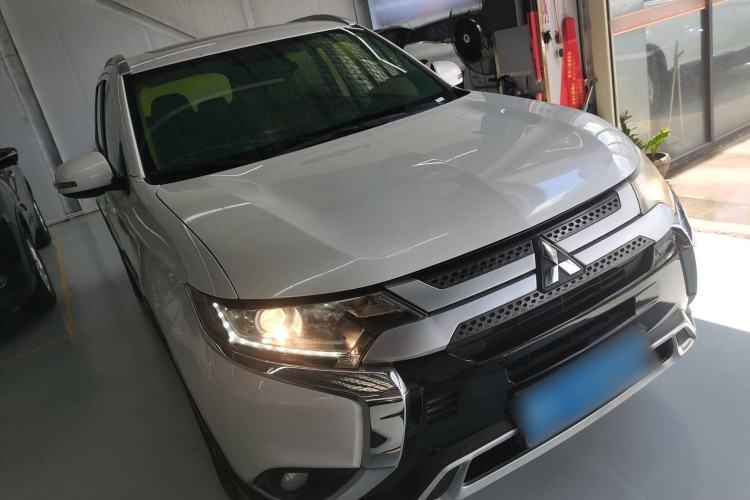 Used Mitsubishi Outlander 2019 2.0L Two-Wheel Drive Comfort Edition 7-Seater China VI Standard Front Right 45 Deg
